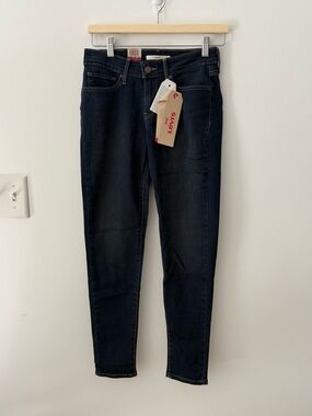 NWT Levi's Women's 711 Skinny Jeans with Zip detailing.